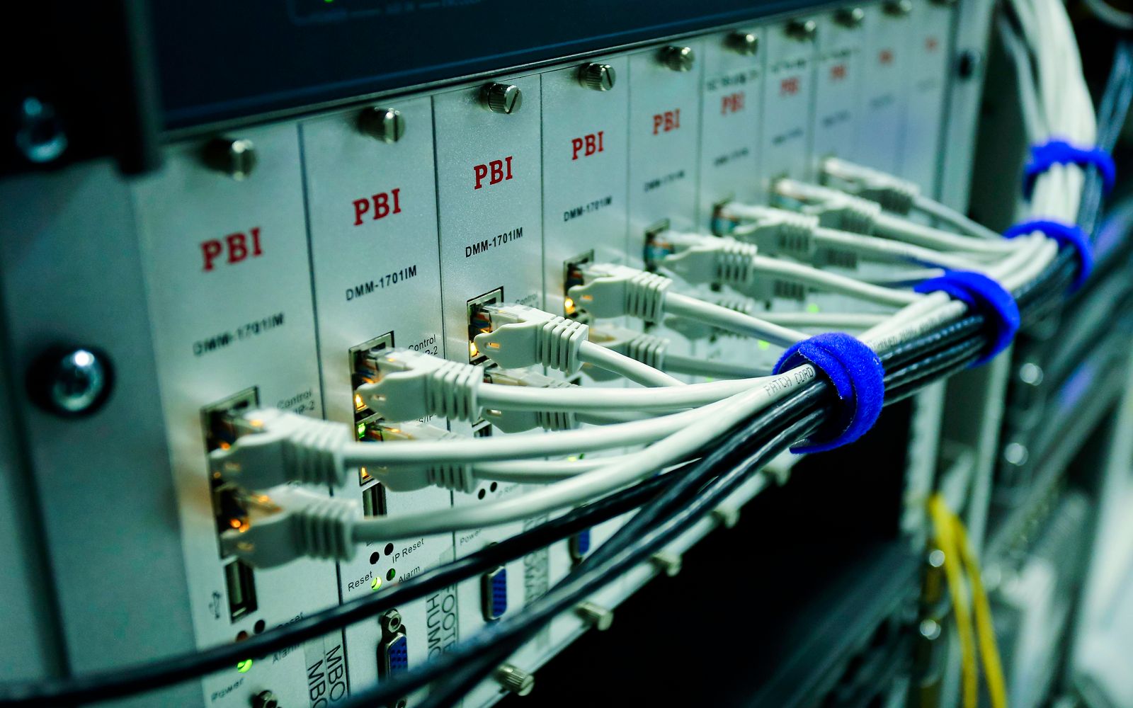 Kable sieciowe podłączone do panelu urządzenia infrastruktury IT