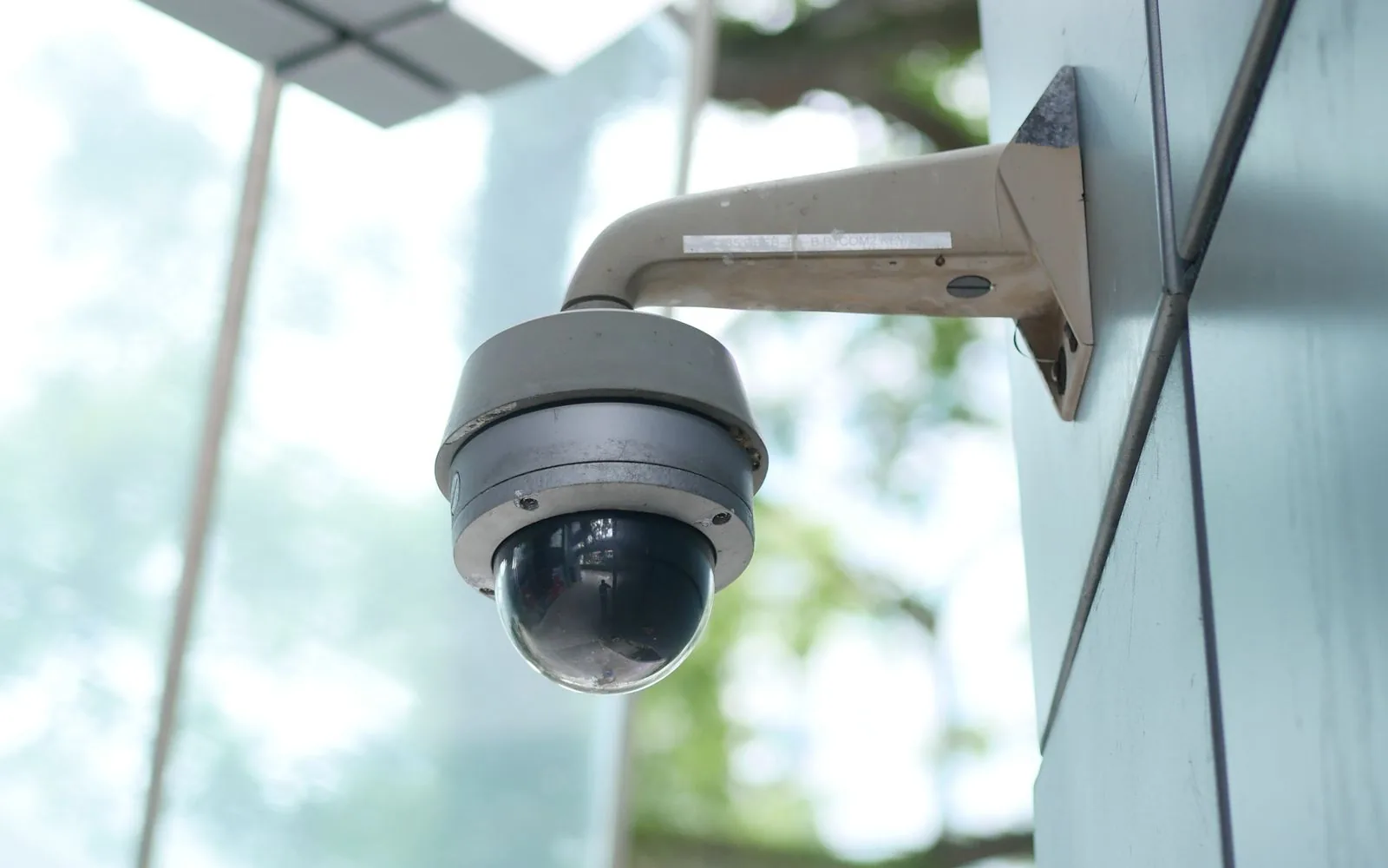 Kamera kopułkowa CCTV zamontowana pod zadaszeniem budynku