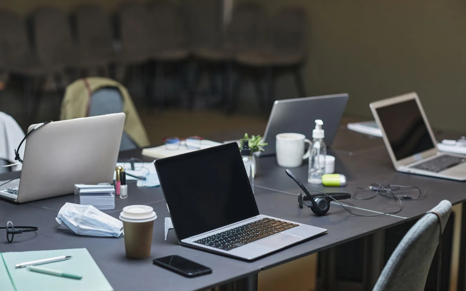 Biuro z kilkoma laptopami przygotowanymi do wspólnej pracy
