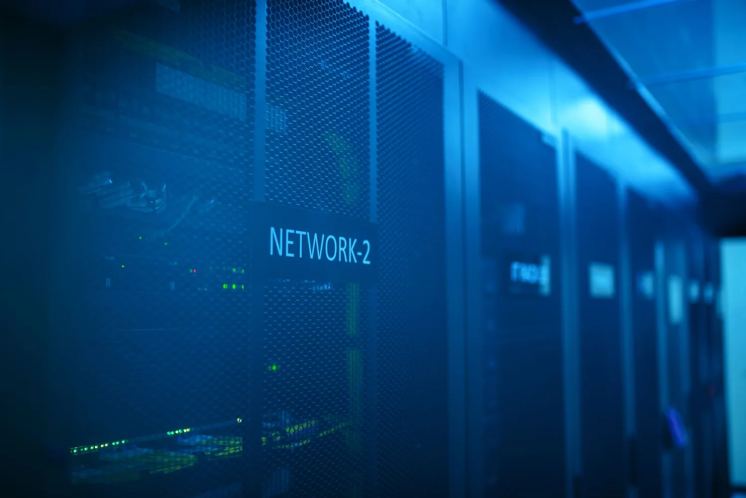 Serwerownia z szafami rack i niebieskim oświetleniem technicznym